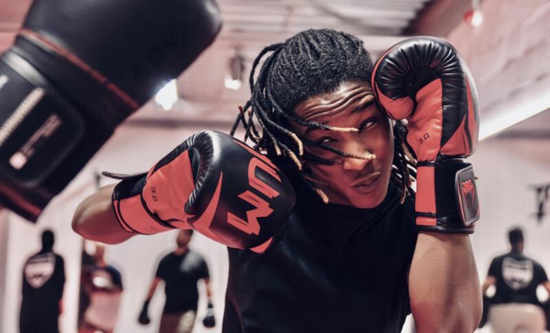 Intensieve conditietraining kickboksen met elementen uit MMA, Muay Thai, thaiboksen en boksen (boxing) gericht op kracht, uithoudingsvermogen en explosiviteit.