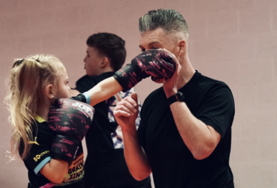jeugdtraining kickboksen in Venlo, veilig en leerzaam, geschikt voor ouders die hun kind willen laten sporten uit Tegelen, Blerick, Belfeld, Grubbenvorst, Lomm, Steyl, Arcen, Velden, Sevenum en Horst.