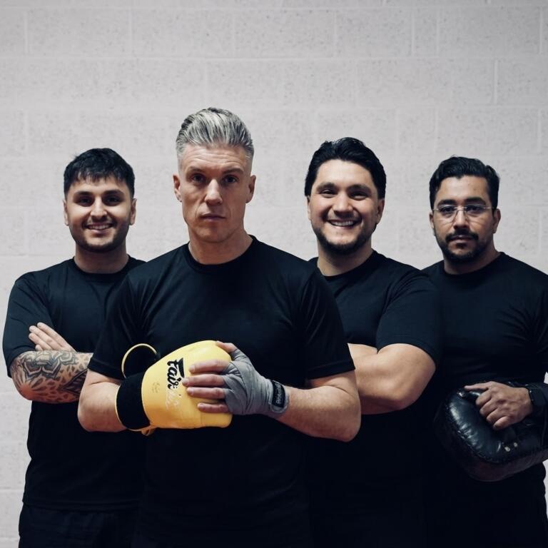 De vier trainers en oprichters van Thaiboxing Center Venlo poserend in de gym