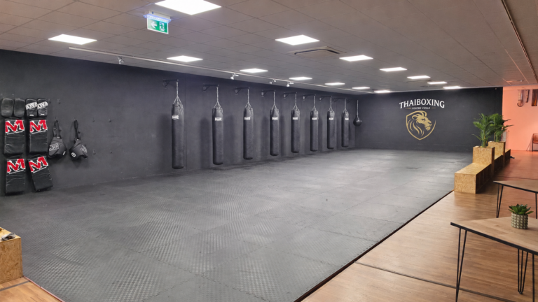Het interieur van de vechtsportschool van Thaiboxing Center Venlo.